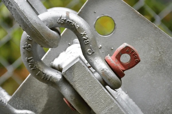 Shackles 4